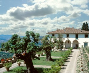 Villa Medici front garden