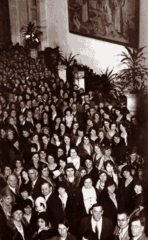 A Nancy Brown column in November, 1930, suggested that her readers gather at the Detroit Institute of Art and a crowd estimated at 35,000 to 100,000 jammed the museum.