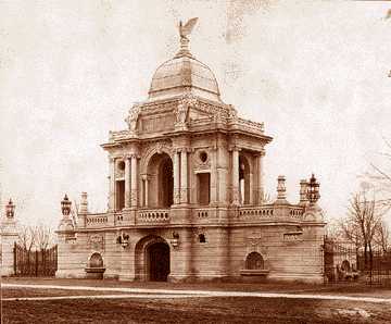 Hurlbut Memorial Gate was built to honor the memory of Chauncy Hurlbut, who served many years as the president of the Board of Water Commissioners.