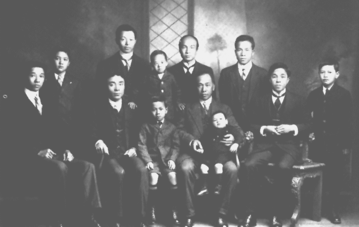 Percy Young, his nephews and sons, Glen Innes, about 1915