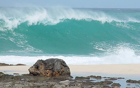 Dangerous Shore Break - Ke`iki Beach, Photo by Claudia Ferrari.