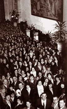 A Nancy Brown column in November, 1930, suggested that her readers gather at the Detroit Institute of Art and a crowd estimated at 35,000 to 100,000 jammed the museum. 