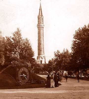Visitors to the park gather at Elbridge A. Scribner's floral clock in this 1900 photo. 