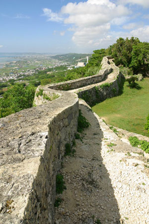 Inubashiri, A narrow ledge along the castle walls