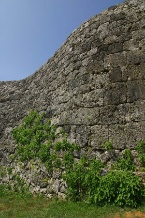 Nunozumi (horizontally aligned stacking) castle wall