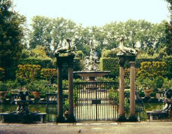 Entrance gate to the 'Isolotto'.